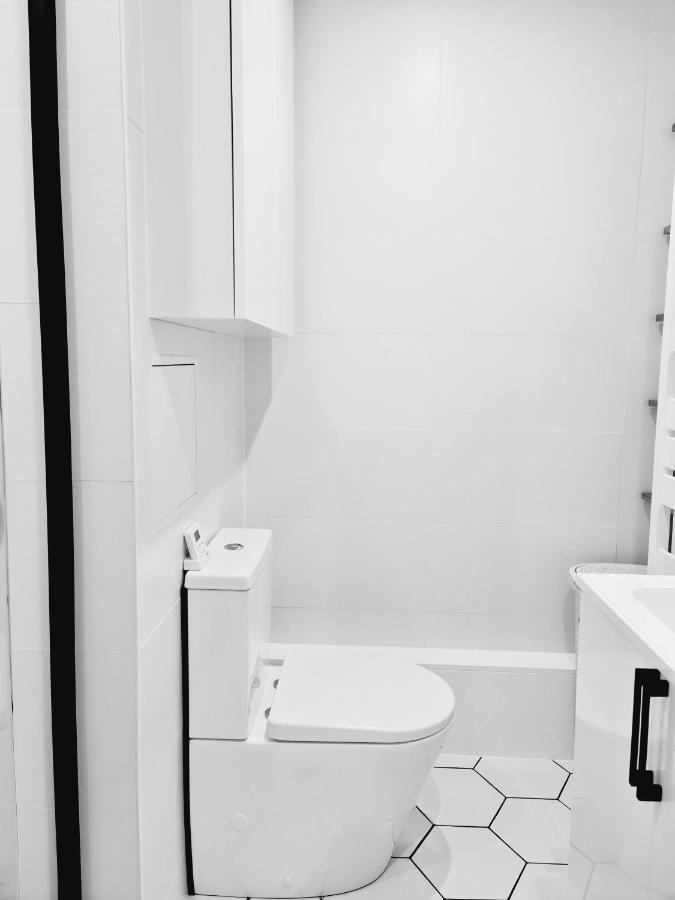Chambre, Salle De Bain Et Salon Prive - Paris La Defense Puteaux Esterno foto