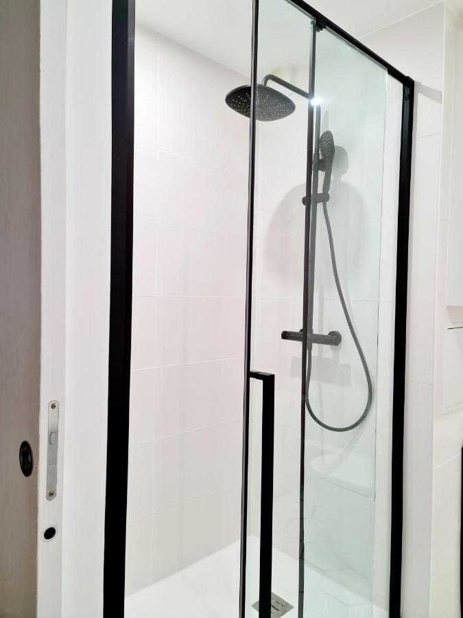 Chambre, Salle De Bain Et Salon Prive - Paris La Defense Puteaux Esterno foto